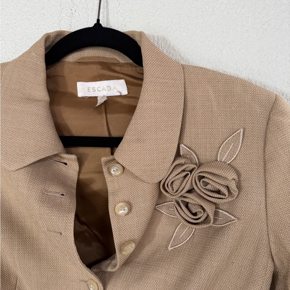 Escada Tan Blazer with Notched Lapel and Tailored Fit - Picture 2 of 4